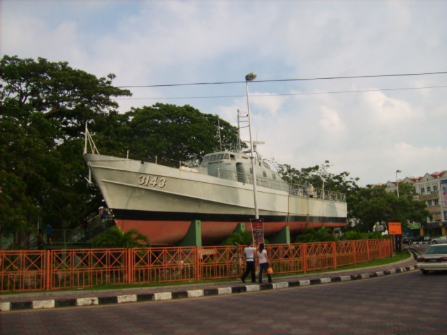 Asia-08-142%20%20Malacca%20centre%20has%20room%20for%20an%20old%20military%20ship.jpg